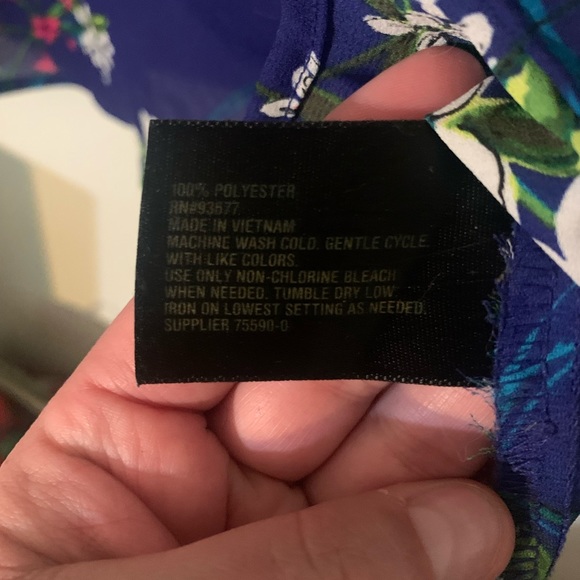 Flowered Sleeveless Blouse - Picture 4 of 4